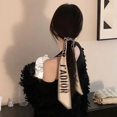 他从火光中走来